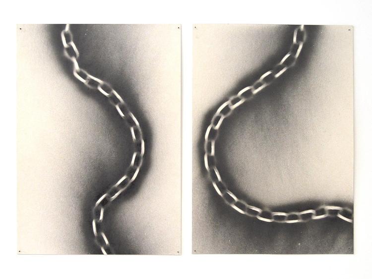 Astrid Myntekær har, helt  simpelt, langt en kæde på papir og sprayet sort farve på den, så kædens form nu  fremstår som et negativt tryk. Ligeså enkel, men også elegant, er kurateringen på  udstillingsstedet Koldinggade 12.   PR