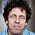 Det er i år 32 år siden, Søren Hauch-Fausbøll forlod Statens Teaterskole som nybagt skuespiller. Siden har han været viden om i dansk showbizz.  