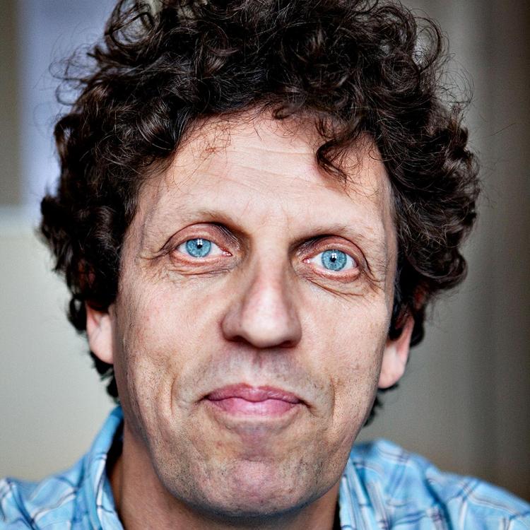 Det er i år 32 år siden, Søren Hauch-Fausbøll forlod Statens Teaterskole som nybagt skuespiller. Siden har han været viden om i dansk showbizz.  