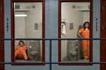 Hovedpersonerne i 'Orange Is the New Black' er i 6. sæson blevet overført til et andet fængsel, hvor justitsen er noget strengere og volden mere brutal. Cara Howe/Netflix