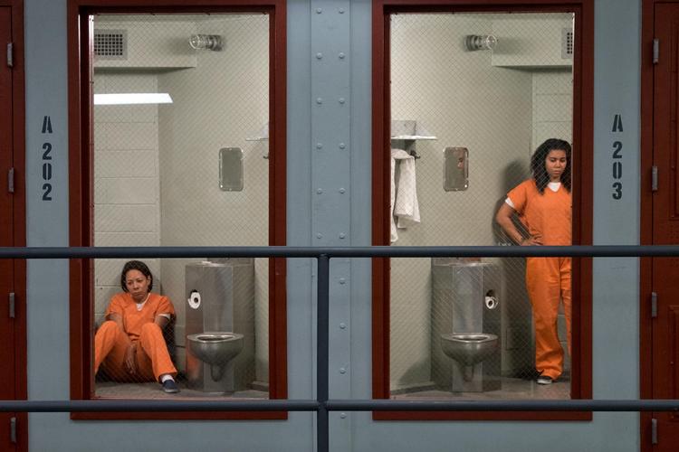 Hovedpersonerne i 'Orange Is the New Black' er i 6. sæson blevet overført til et andet fængsel, hvor justitsen er noget strengere og volden mere brutal. Cara Howe/Netflix