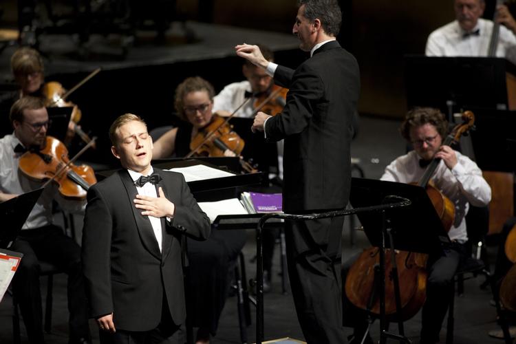 Bror Magnus Tødenes er et usædvanligt talent med sval passion  i stemmen.   Martin Rosenauer