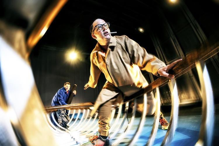 Som Arne Jacobsen og PH kæmper Rolf Hansen og Pelle Nordhøj Kann ikke så meget for at slippe væk fra besættelsesmagten, men snarere med hinanden og deres vidt forskellige måde at bedrive kulturkamp på. Billedet er fra en indendørs opførelse i Blox. Pr-foto Per Morten Abrahamsen