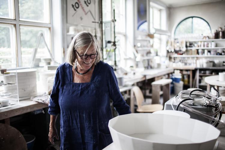 Til september skal Bodil Manz udstille i Sydkorea, men frem til 30. september kan hendes cylindere og en stor keramisk installation ses på udstillingen ’Keramiske veje’ på Clay i Middelfart. Ditte Valente/VALENTE DITTE