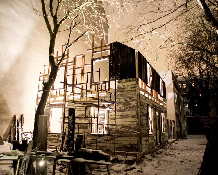I sidste uge var Rosa Parks' gamle hus i Detroit på auktion hos Guernsey's i New York. Det blev ikke solgt med det samme, men ifølge The New York Times er der flere interesserede købere. Guernsey's
