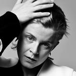 Robyns hit 'Dancing on my own' blev i 2010 nomineret til en Grammy i kategorien Best Dance Recording. Efter otte års pause er hun nu tilbage med singlen 'Missing U', der optræder på et nyt album, der udkommer senere i år. Pr