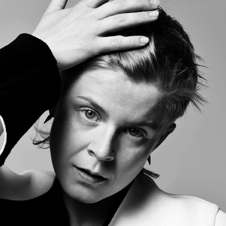 Robyns hit 'Dancing on my own' blev i 2010 nomineret til en Grammy i kategorien Best Dance Recording. Efter otte års pause er hun nu tilbage med singlen 'Missing U', der optræder på et nyt album, der udkommer senere i år. Pr