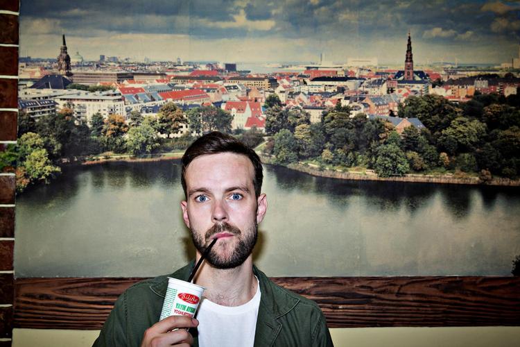 Jens Sætter-Lassen bor med sin familie på Christianshavn, hvor han elsker at gå tur på voldene bag Christiania – og spise grillspyd med lammekød på stamstedet Havnens BBQ i Torvegade. Martin Lehmann