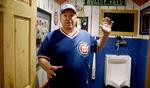 En baseballfan har indrettet sin kælder til et Home of Chicago Cubs med kitchy memorabilia, et urinal med tv-skærm og så det løse. Pr-foto Netflix