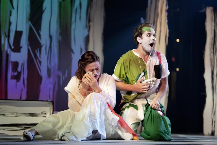 Det bedste ved ’Tryl’ er de unge sangere. Her Clara Cecilie Thomsen som Pamina og Frederik Rolin som Papageno. Peter Hove Olesen