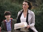 Susanne Jones i BBC-serien Doctor Foster. Til venstre ses Tom Taylor i rollen som sønnen Tom Foster. Pr-foto Des Willie