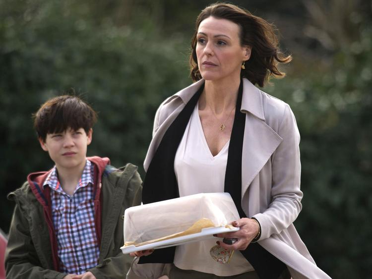 Susanne Jones i BBC-serien Doctor Foster. Til venstre ses Tom Taylor i rollen som sønnen Tom Foster. Pr-foto Des Willie