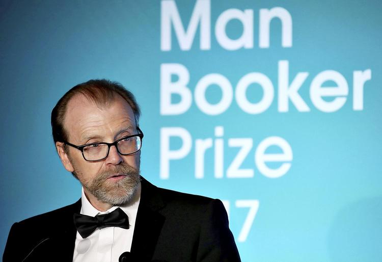 Ud over hæder og ære får modtageren af Man Booker-prisen også 425.000 kroner. Her ses sidste års modtager, forfatteren George Saunders. Chris Jackson/AP