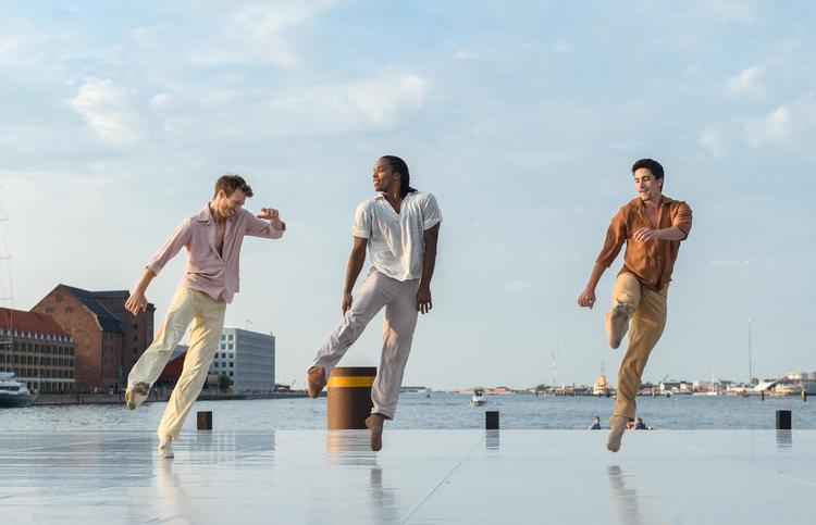 Med legende lethed og højt humør bevæger danserne sig af sted i en koreografi skabt af Dansk Danseteaters nye leder, Pontus Lidberg. Søren Meisner