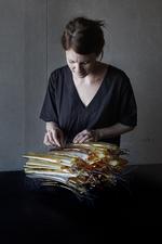  »Jeg har fodfæste i en gammel tradition og bruger mine tekniske færdigheder, men samtidig er jeg optaget af, hvordan jeg kan bruge glasset i en kunstnerisk sammenhæng«, siger Ida Wieth, der har værksted på Godsbanen i Aarhus. Kaare Viemose/POLFOTO
