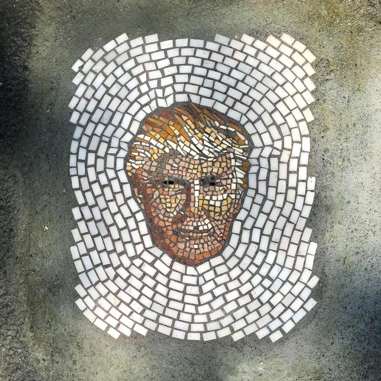 Blandt en række flotte mosaikker ses motiver som døde rotter, kakerlakker og duer, men også USA’s præsident, Donald John Trump. Jim Bachor