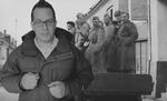 Historisk.  Tor Stenstrop viser vej gennem den bornholmske historie i ’Bornholms historie ’.  Foto: TV 2 Bornholm 