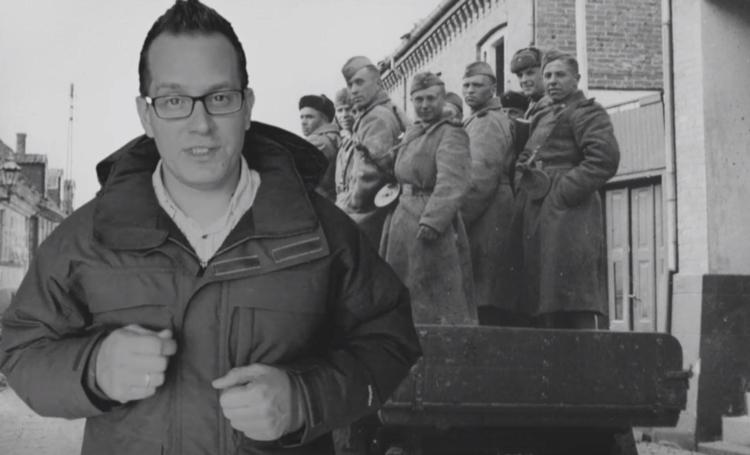 Historisk.  Tor Stenstrop viser vej gennem den bornholmske historie i ’Bornholms historie ’.  Foto: TV 2 Bornholm 