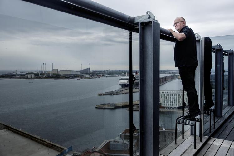 Jens Kramer Mikkelsen har været en af de mest foretagsomme byudviklere i Københavns historie. Her med udsigten fra 17. etage i 'The Silo'  i Nordhavn.  Foto: Mads Nissen /POLFOTO