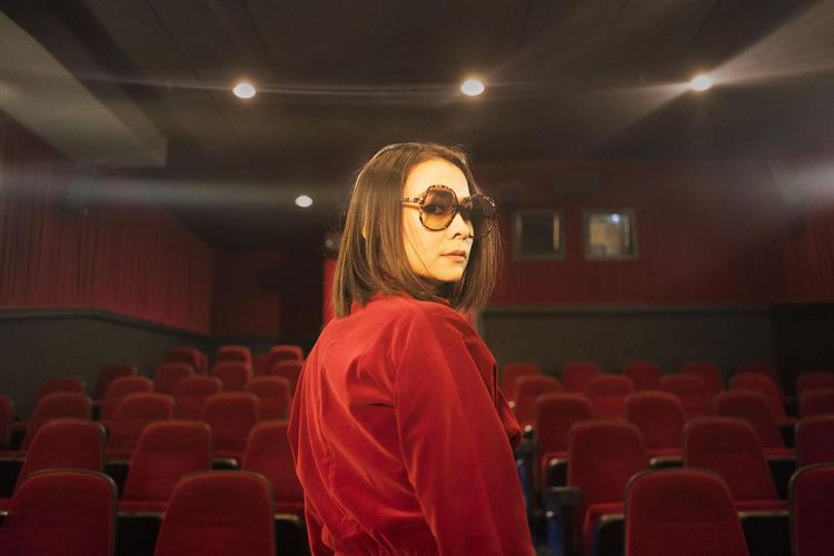 For to år siden brød den  dengang 27-årige Mitski igennem med det meget roste album ’Puberty 2’, som flere steder blev udråbt som et af årets bedste.  Sangerinden blev blandt andet hyldet for sit originale og personlige take på indierock. PR