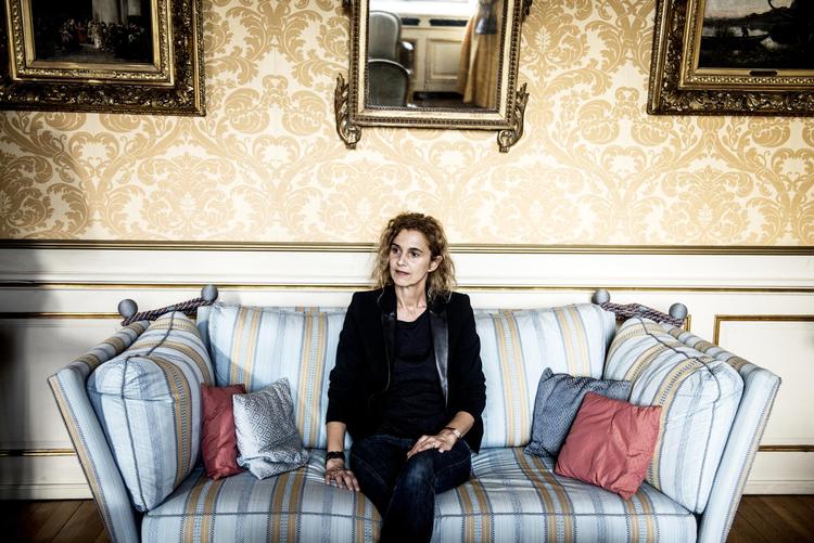 ’De loyale’ er 52-årige Delphine de Vigans syvende
 roman. Fire er 
hidtil oversat til dansk, og flere er filmatiseret. Casper Holmenlund Christensen
