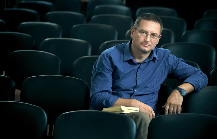 50-årige Georgi Gospodinovs roman er et forsøg på at finde en ny romanform fremfor den velkendte plotdrevne. ’En naturlig roman’ er oversat til 21 sprog. Petar Valchev