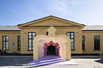 Entreen er blevet gjort ekstra indbydende på det svenske arkitektur- og designcenter ArkDes med en lokkende feminin portal skabt af kunstneren Åsa Jungnelius. Matti Östling