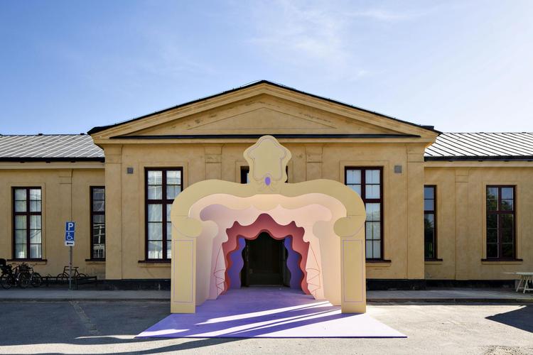 Entreen er blevet gjort ekstra indbydende på det svenske arkitektur- og designcenter ArkDes med en lokkende feminin portal skabt af kunstneren Åsa Jungnelius. Matti Östling