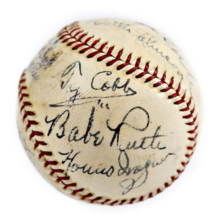Den dyre bold er signeret af en lang række baseball-legender. AP