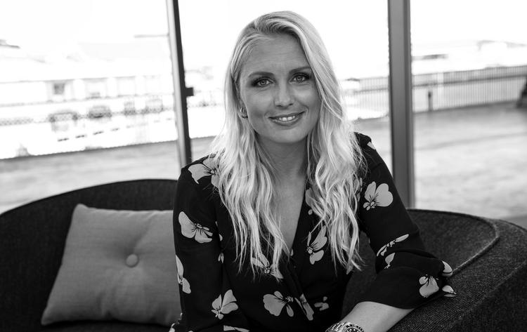 Josefine Høhg er født i 1989 og er nu tv-vært og sportsjournalist. Desuden har hun en kandidatgrad i psykologi fra Aarhus Universitet.  Gregers Tycho 