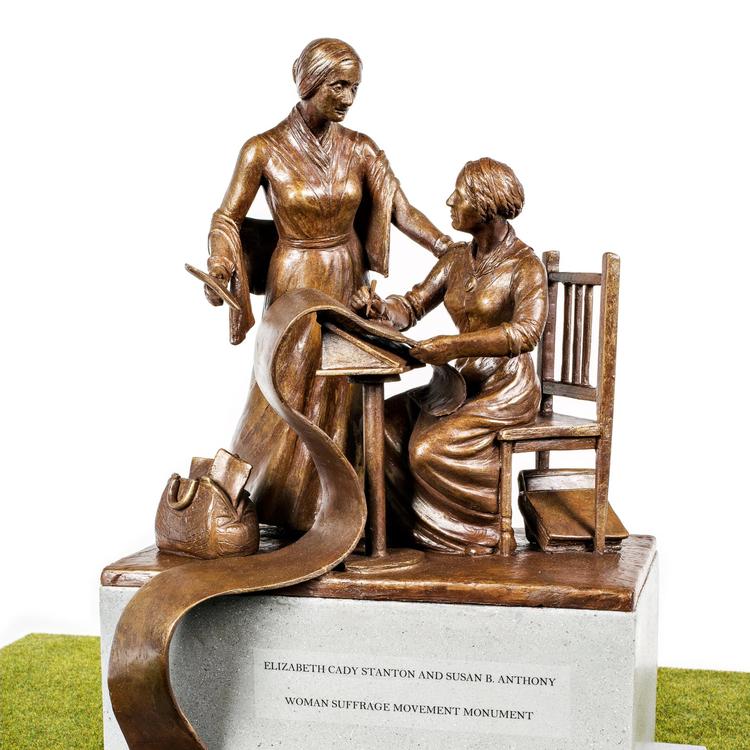 I august 2020 vil bronzestatuen af de to kvindesagsforkæmpere Elizabeth C. Stanton og Susan B. Anthony blive afsløret i Central Park. Meredith Bergmann