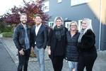 Søren Vester og Jesper Nielsen skal hjælpe Anette (i dynejakke) med at sælge huset i Fensmark. De to døtre er flyttet hjemmefra. Nordisk Film
