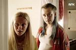 I den ny netserie ’Lovleg’ flytter Gunhild (tv.) til Sandane for at gå i skole. Det bliver ikke kedeligt for den snart 'lovlige' unge kvinde. NRK