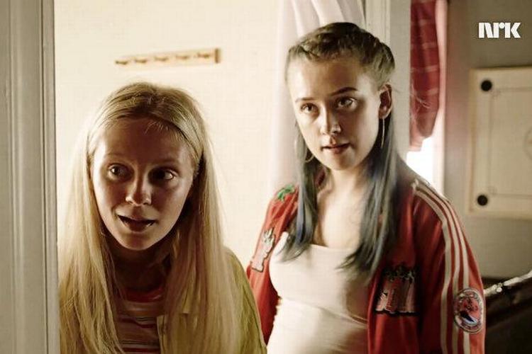 I den ny netserie ’Lovleg’ flytter Gunhild (tv.) til Sandane for at gå i skole. Det bliver ikke kedeligt for den snart 'lovlige' unge kvinde. NRK