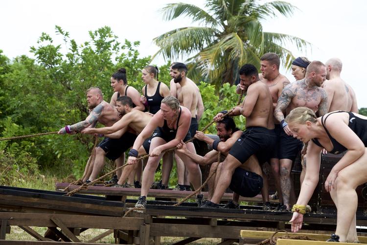 Sæt i gang!  Der er kamp fra starten, når dette års ’Robinson’-deltagere indleder ekspeditionen. TV3/Viasat