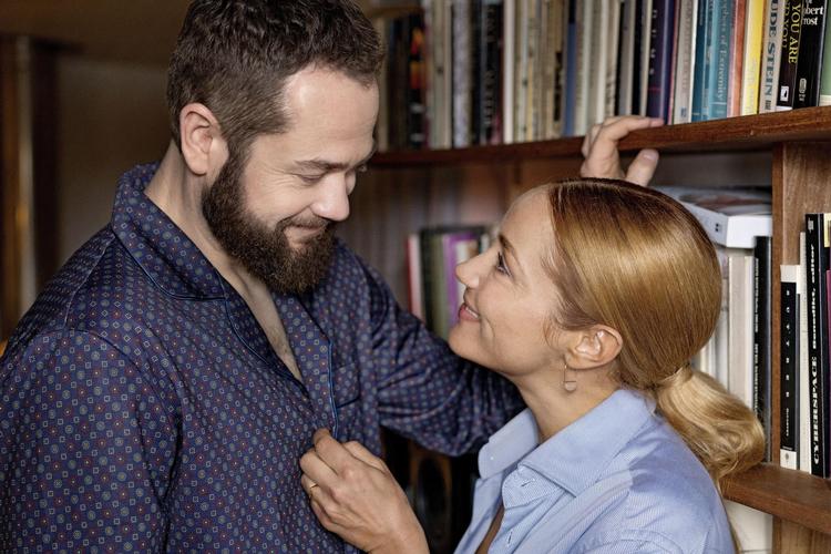 Hovedrollerne er fint besat af Esben Dalgaard som Anders og Ditte Ylva Olsen som Lise. De spiller rollerne med loyalitet og udstråling. Viaplay