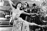 Gene Kelly som amerikaneren Jerry Mulligan danser med Leslie Caron som franske Lise Bouvier i ’En amerikaner i Paris’ fra 1951.  France Television 