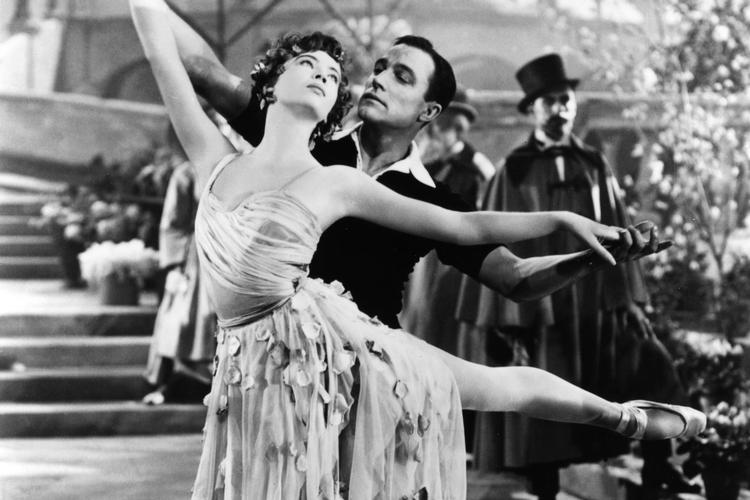 Gene Kelly som amerikaneren Jerry Mulligan danser med Leslie Caron som franske Lise Bouvier i ’En amerikaner i Paris’ fra 1951.  France Television 