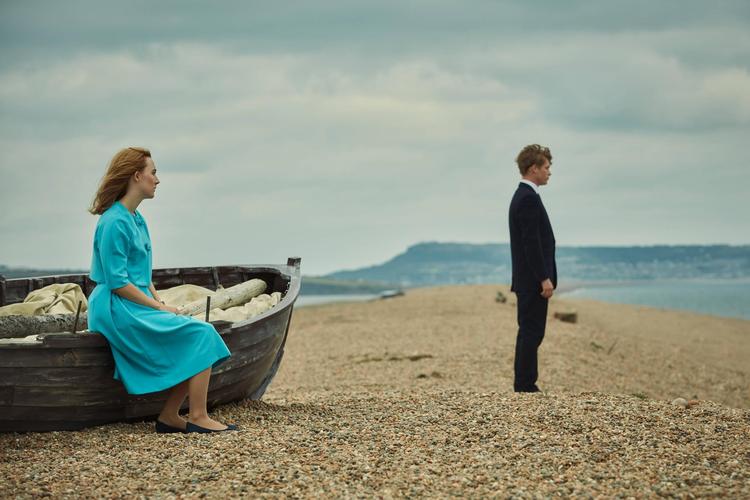 Saoirse Ronan havde en stor rolle i filmatiseringen af Ian McEwans 'Soning', og nu gør hun det igen – denne gang med hans bog 'On Chesil Beach'. 
Det nygifte par Florence (Saoirse Ronan) og Edward (Billy Howl) er 
taget på badehotel, men bryllupsnatten ender som en smerteligt ydmygende affære for dem begge.  Miracle Film