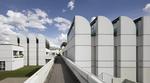 Walter Gropius var Bauhaus-skolens første leder og har tegnet museets hvide bygninger.  Pr-foto