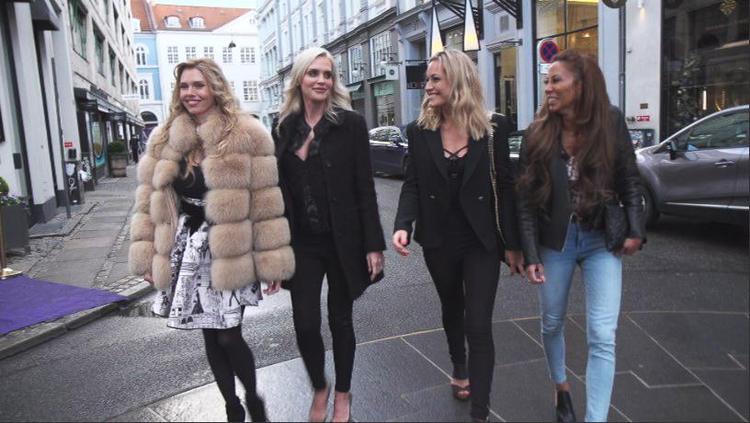 Sarah Louise er raget uklar med Janni, og Gunnvør og Jackie prøver at gyde olie på vandene. Jo, der sker en del i 'Forsidefruer'. Foto: TV3
 TV3