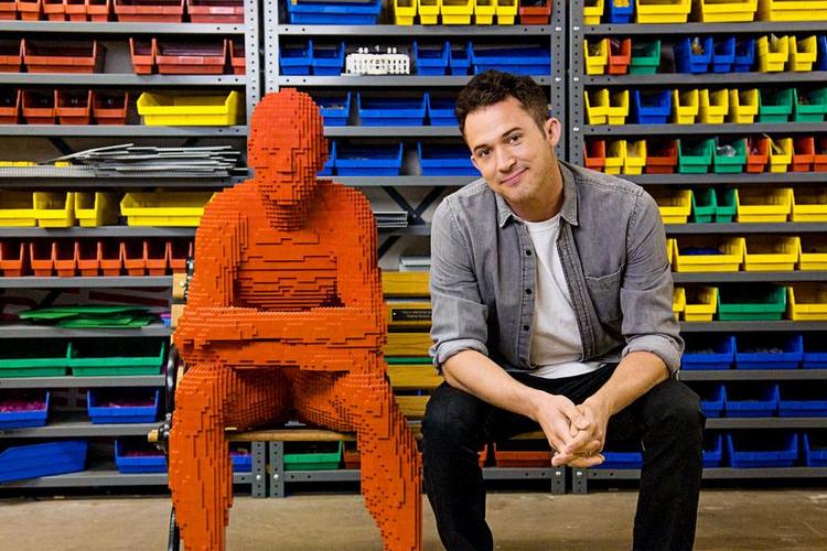 'Magic for Humans'  på Netflix byder på bundsympatiske tryllerier fra Justin Willman. Pr-foto Netflix