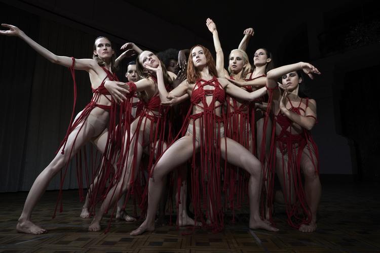 Dakota Johnson har  hovedrollen i ’Suspiria’, hvor det er  forbundet med livsfare at være medlem af Moder Markos’ dansekompagni.  Foto: Alessio Bolzoni/Amazon Studios 