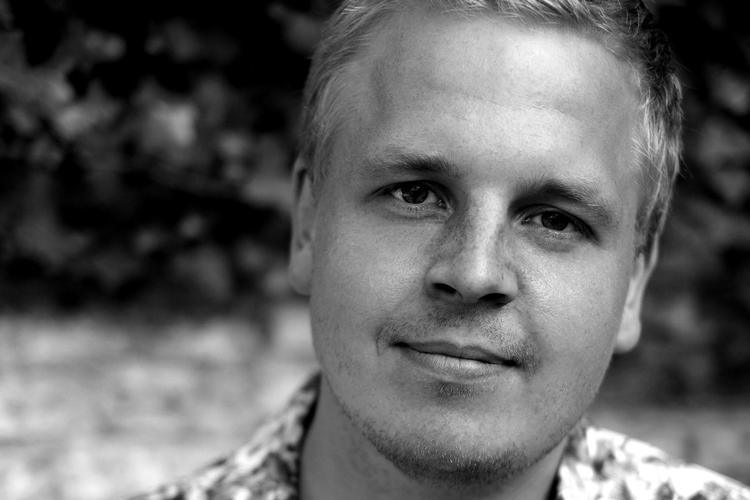 Thøger Dixgaard er født i 1989, er musiker og medvirker for tiden i 'Toppen af poppen' på TV 2.  Sophus Wolf