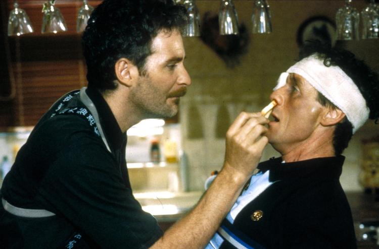 Kevin Kline & Michael Palin i filmen ’A Fish Called Wanda’, i scenen, hvor Michael Palin får stoppet pomfritter op i næsen. 
 MGM/Ritzau Scanpix
