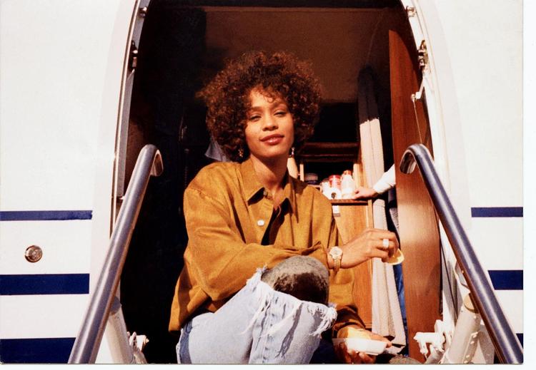 Whitney Houstons eksmand, Bobby Brown, sagsøger to tv-stationer for at have brugt over 15 år gammelt billedmateriale i dokumentaren 'Whitney: Can I Be Me' fra 2017. 