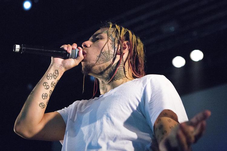 Tekashi 6ix9ine - eller bare 69 - er tatoveret over store dele af kroppen. Også på halsen og opefter.  Han kan opleves på Vega i København  i weekenden.  
Arkivfoto: Per-Otto Oppi/ Ritzau Scanpix 