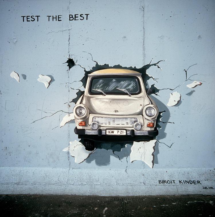  Berlin kom, som  Trabanten her fra East Side Gallery,  gennem Murens fald og fik sin egen  dramatiske historie i 1990'erne, hvor  byen forvandlede sig til europæisk  hovedstad for åbenhed og tolerance.   