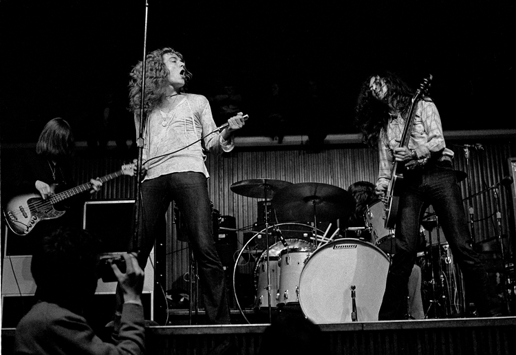 Jørgen Angels billeder har fået tekstligt følgeskab fra antikvarboghandleren og rockelskeren Søren Vangsgaards pen i bogen ’Led Zeppelin – Danmark 1968-1970’.  Jørgen Angel