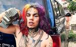 Det rappende stjernefrø Tekashi 6ix9ine er anklaget for medvirken til mord og besiddelse af våben. Pr